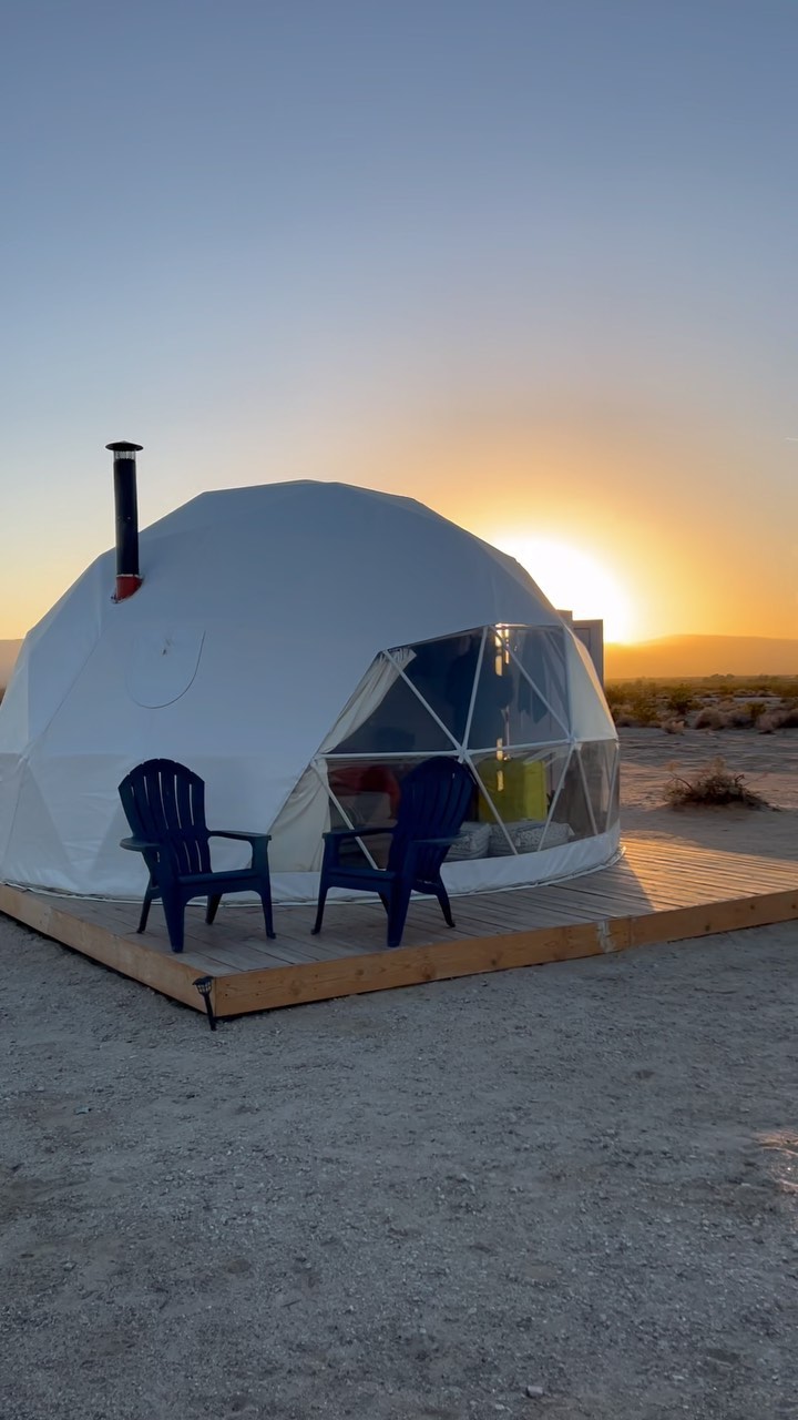 Glamping in the desert. Not gonna lie, it was cold! But definitely a beautiful experience with gorgeous sunsets and starry nights 💫 Would you be in for it?
.
.
#glamping #sunset #desert #campfire #camping #travel #travelgram #california #joshuatree #usa #nature #view #instagood #goals #reistypje