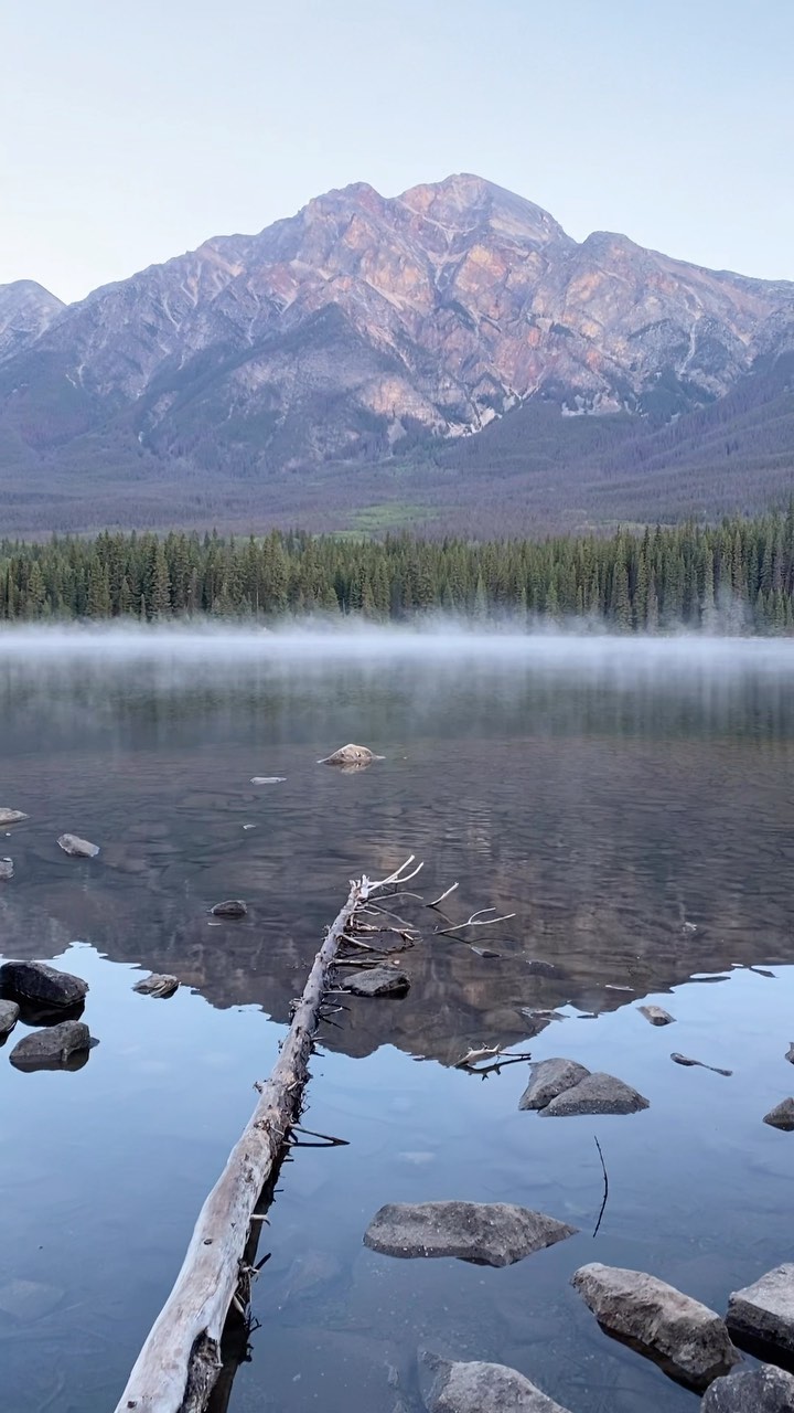 Perfect mornings 🧘‍♀️ A great morning helps to set the tone for the day. What’s the best part of your morning (routine) that brightens up your day?
.
.
#canada #jasper #morning #motivation #morningroutine #mountains #nature #naturelovers #instagood #reels #reflection #alberta #meditation #travel #reizen #reistypje